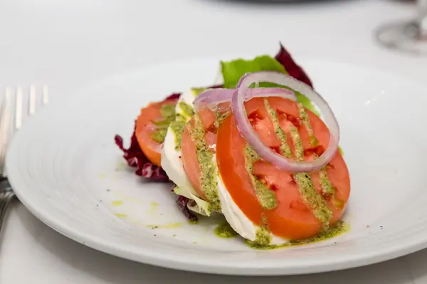 Caprese-Salat mit Zwiebeln — Stockfoto