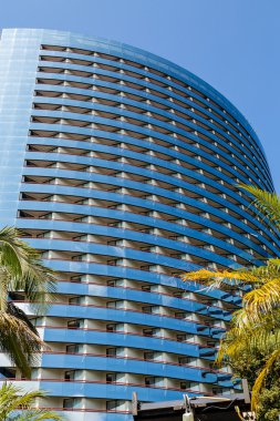 Mavi tropikal Hotel üzerinde eğri balkon