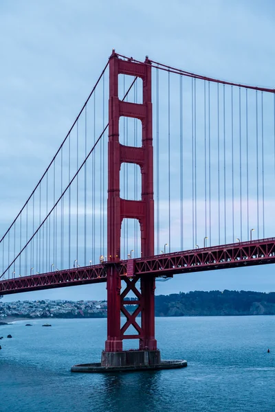 Golden Gate Bridge Tower-hajnalban — Stock Fotó