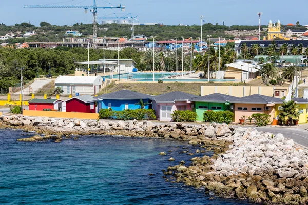 Färgglada bungalower i Curacao — Stockfoto
