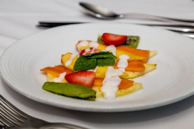 Nane yaprakları ile dilimlenmiş meyve