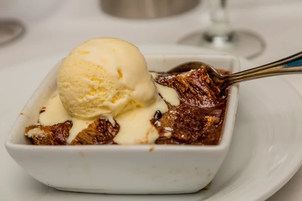 Crumble de chocolate com sorvete de baunilha — Fotografia de Stock