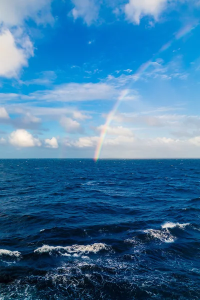 Regnbåge över Blue Sea — Stockfoto