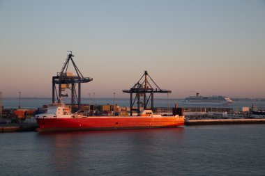 Tanker gemisi arka planda ile
