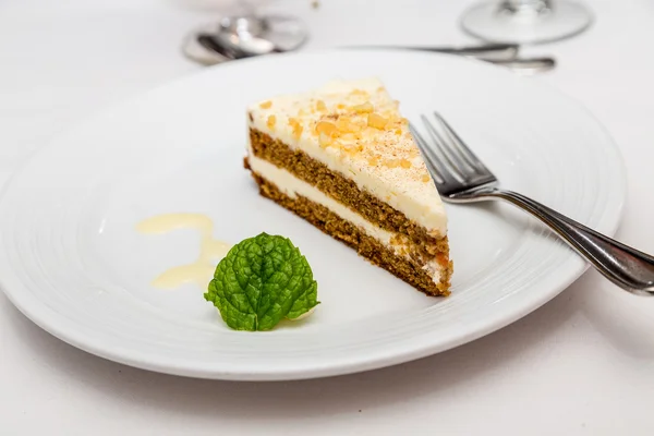 Torta di carote con foglia di menta — Foto Stock