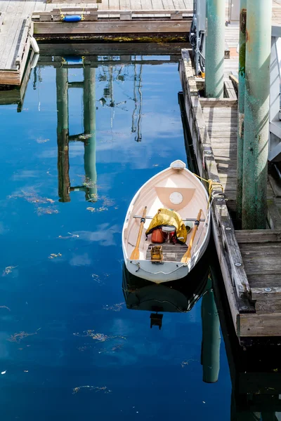 Oude roeiboot op blauw — Stockfoto