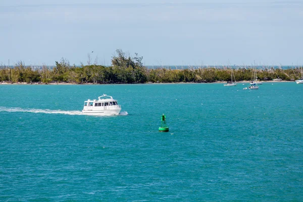 Ferry pelo canal verde marcador — Fotografia de Stock