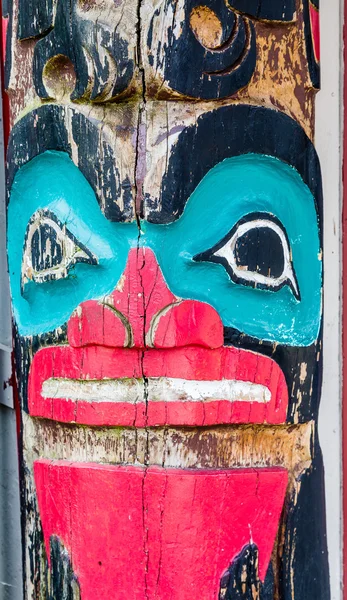 Czerwony i niebieski Totem — Zdjęcie stockowe