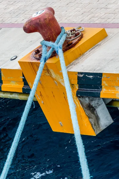 Blaues Seil auf rotem Poller — Stockfoto