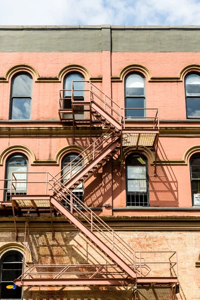 Eski kırmızı yangın merdiveni — Stok fotoğraf