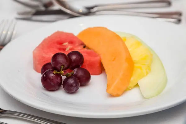 Trauben auf Obstteller — Stockfoto