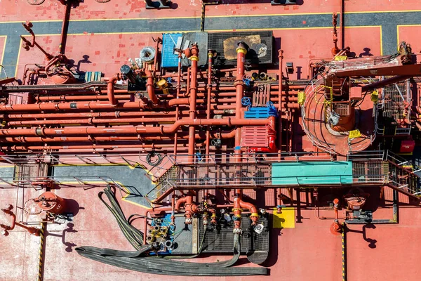 油轮甲板上的红色管道 — 图库照片