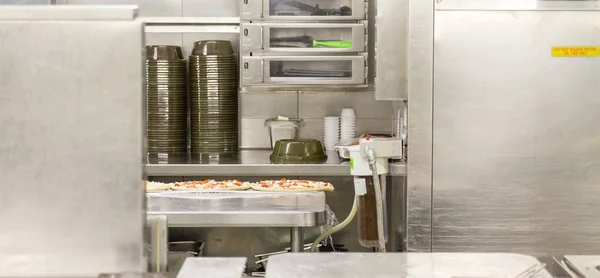 Zona di preparazione della pizza nella cucina commerciale — Foto Stock