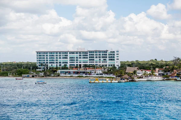 Condominio blanco en la costa de Cozumel — Foto de Stock