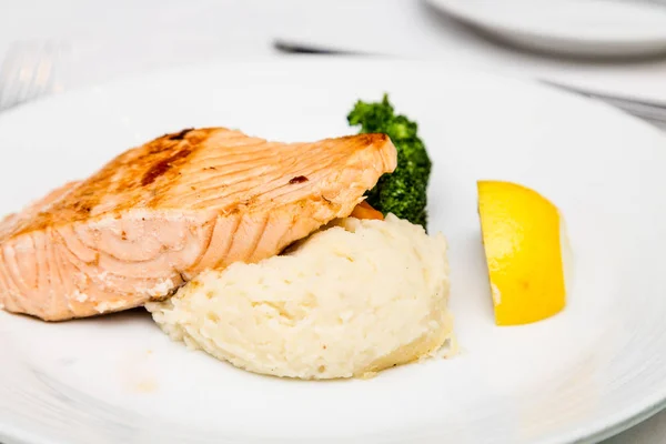 Baked Salmon with Mashed Potatoes — Stock Photo, Image