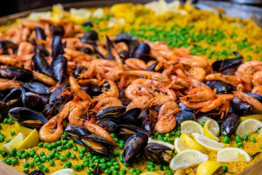 Taze kabuklu deniz ürünleri Paella