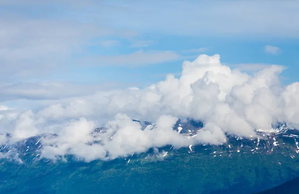Mraky nad modré Aljašské hory — Stock fotografie