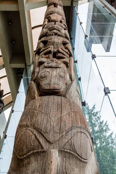 Ancient Totem Pole Rising into Glass Lobby — Stock Photo, Image