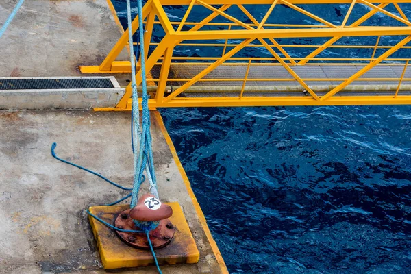 Blaue Seile bei gelber Brücke — Stockfoto