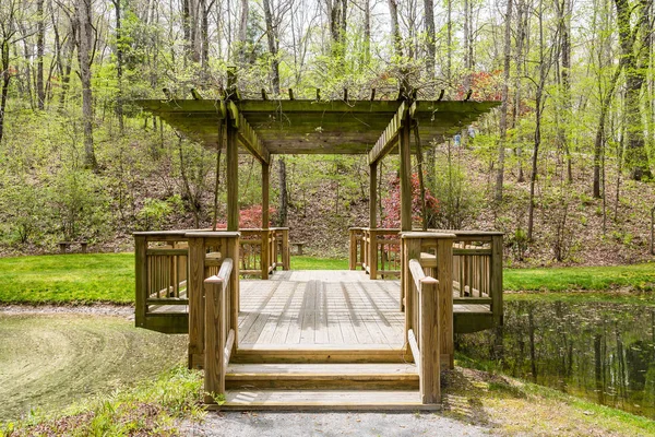 Pavillon en bois au-dessus du lac — Photo