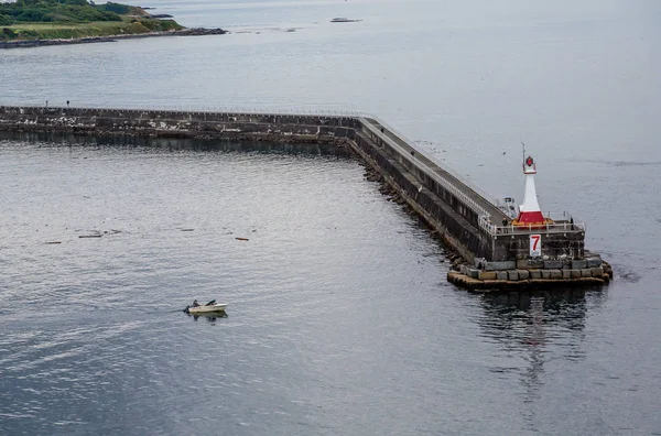 Barco de pesca por Victoria Lighthouse — Foto de Stock