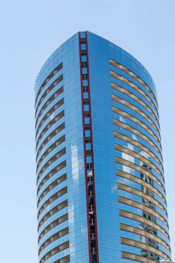 Kavisli mavi ve kırmızı otel