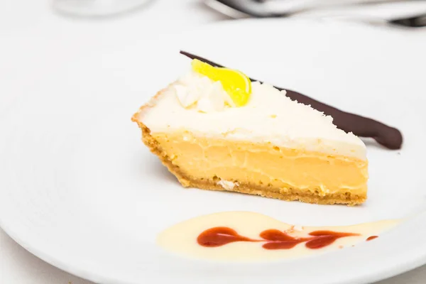 Key Lime Pie met saus — Stockfoto