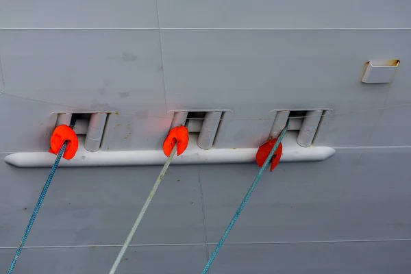 Tres cuerdas en el casco de los buques — Foto de Stock