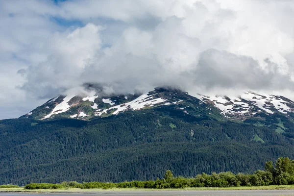 雪をかぶったアラスカの山々 — ストック写真