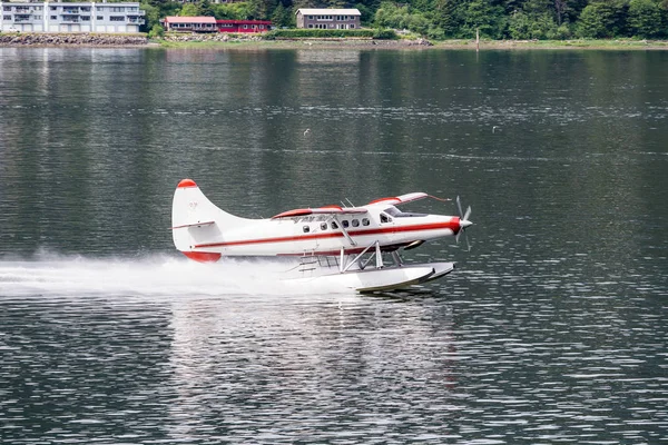 Blanco y marrón hidroavión girando hacia arriba — Foto de Stock