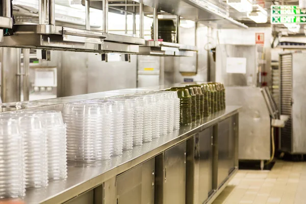 Contenitori da asporto in plastica in un ristorante commerciale — Foto Stock