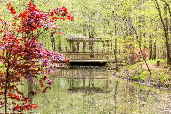 庭で湖の上の木製のパビリオン — ストック写真