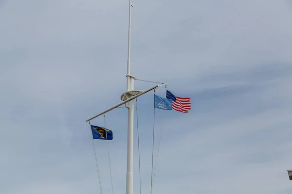 Oregon and American Flags on Mast — Stock Photo, Image