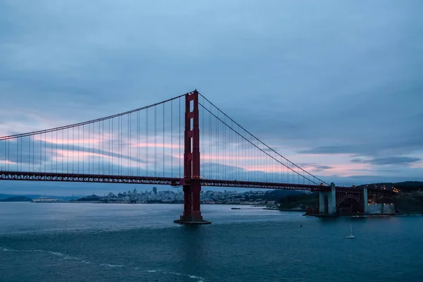 Golden Gate y San Francisco al amanecer —  Fotos de Stock