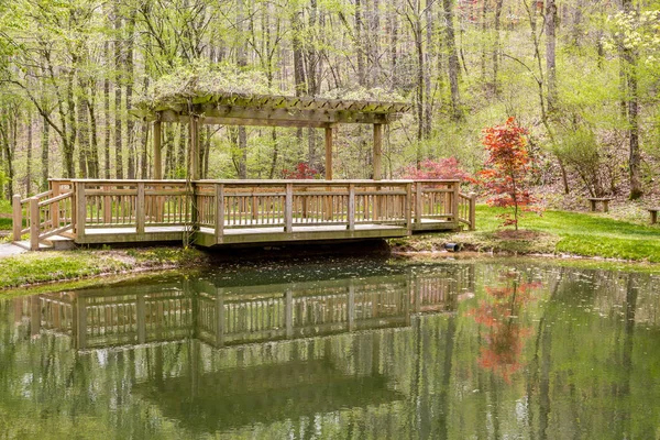 Puente y arce reflejado en el lago — Foto de Stock