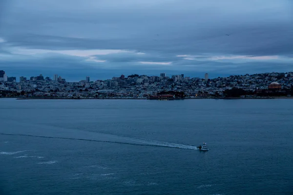 夜明け前にサンフランシスコを残して釣りボート — ストック写真
