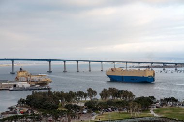 Coronado köprüsünde kargo gemisi