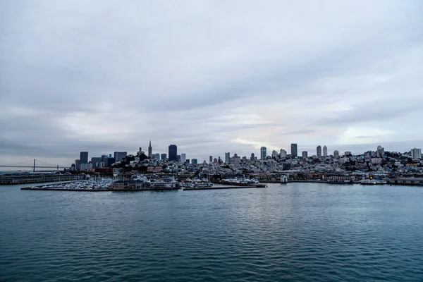 夜明けに、サンフランシスコの桟橋 — ストック写真