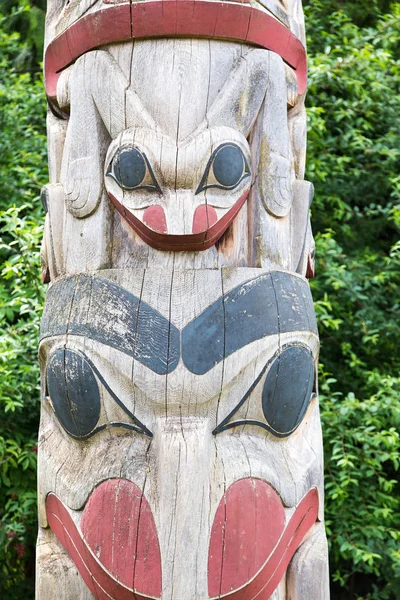 Gesichter auf altem Totem — Stockfoto