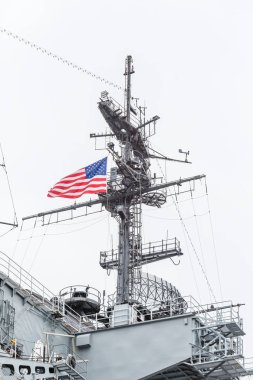 Midway uçak gemisi üzerinde Amerikan bayrağı