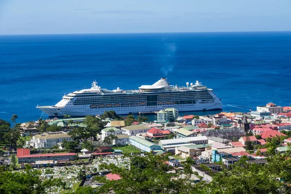 Cruiseschip in Dominica — Stockfoto