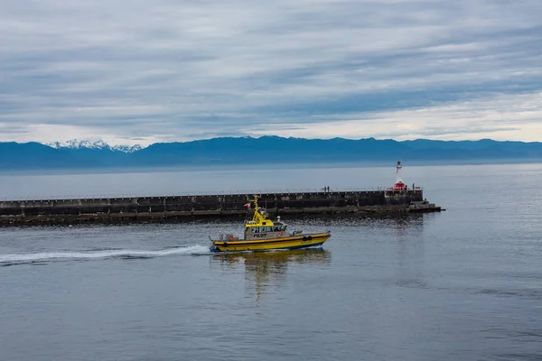 Barca pilota oltre il muro del mare — Foto Stock