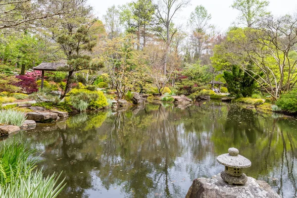 Lac dans le jardin japonais — Photo