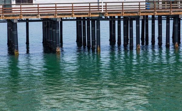 Pilares de cais para o Mar Verde — Fotografia de Stock