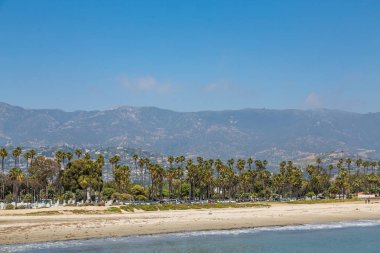 Plaj avuç içi ve Santa Barbara dağlarda