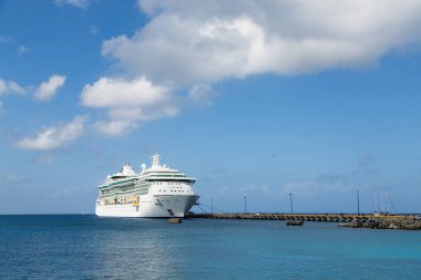 Cruise gemi uzun iskelenin ucunda