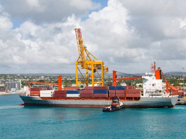 Vinç ve römorkör ile yük gemisi