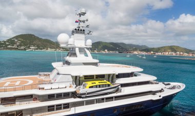 Üst güverte büyük yat üzerinde