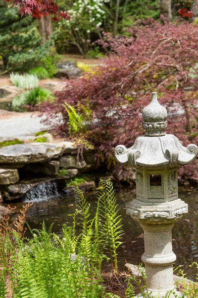 Sculpture japonaise dans le jardin — Photo