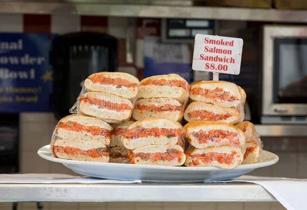 スモーク サーモンのサンドイッチ — ストック写真